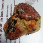 くるみのランプ - ホウレン草のチーズパン