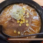 Rokuseiken - 鉄鍋に似た丼。スープは南部ラーメン！