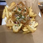 クラフトロック ブリューパブ＆ライブ - Loaded Fries(フレンチフライに、フィッシュフライ、モッツァレラチーズ、タルタルソース)のハーフ880円