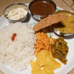 Ponga Ra Kare - 選べる2種のカレープレート1,100円＋チーズトッピング165円✨カレーはSPICE魂ビーフ(辛さ★★★)、スリランカの野菜(辛さ★★)。具材によってスパイスや辛さを変えているところが愉しい♪