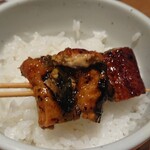 Hananomai - ご飯セットのご飯のうなぎ串を乗せてうな丼にします。ご飯がおいしかったです。