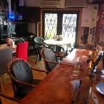 カーター - カウンター。見えないが立ち飲み席もあったりする。１日でマスターが模様替えしたらしい。すごい・・・