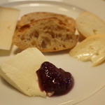 下北沢熟成室 - 仏産　オススメのチーズ　三種盛り合わせ　神楽坂「アルパージュ」より（1000円）