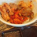 焼肉セブン - 最後はお代り小ライスの上にセセリ、牛カルビー、チャンジャ、牛ホルモンを乗せて焼肉丼完成❗