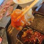 焼肉セブン - ホルモンをコチュジャンと下ろしニンニクを入れた醤油ダレの中にダイブ