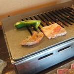 焼肉セブン - 豚タン、ピーマン、豚バラ　豚肉はしっかりと火を通して…