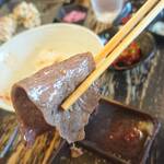 焼肉セブン - 牛タン、厚みがあります。