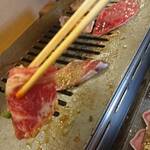 焼肉セブン - 牛カルビーを鉄板の上へ