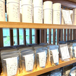 京都離宮 おだしとだしまき - ズラ〜っとお出汁の缶カン並んでます。