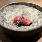 Jfree - 黄韮　アボカド
                
                主役のアボカドは牛肉に巻かれています。
                フレンチには意外な食材ですが、トロッとした食感と甘さが和牛にもよく合います。