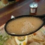 大砲ラーメン - スープ