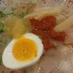 大砲ラーメン - 辛味噌タレと下ろしニンニクを投入❗