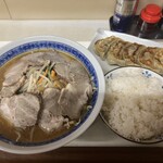 羅毘徒軒 - 味噌チャーシューメン、餃子、ライス(中)