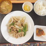 Gohandokoro Tsuruno Ongaeshi - 豚バラ肉と玉ネギの塩麹炒め980円