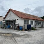 宮里そば - 店舗の裏側の駐車場から
