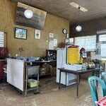 宮里そば - 厨房、お水はセルフサービス