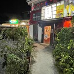 魚料理・屋台ラーメン 龍珍 - こちらから入って斜め左に進み、突き当たり右、そしてすぐに左！分かりずらくて申し訳ないです