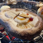 炭火焼肉 日本橋イタダキ - しいたけ 表だけ焼き 軸からジュワーっと湯気が出てきたら醤油をポトリ