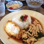 チャーンタイ レストラン - 鶏肉のホーリーバジル炒め
