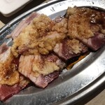 タレ焼肉、塩ホルモン。まるきん食堂 - 