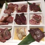 タレ焼肉、塩ホルモン。まるきん食堂 - 
