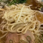 凡ちゃん - ラーメンの麺アップ