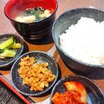 Kandouno Niku To Kome - ライスと味噌汁、小鉢たち　小鉢の中央が牛しぐれ
