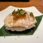 Ryouriya Torishou - 炙り鶏鮨。外は香ばしく、中は半生。醤油のジュレをのせて。