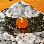 Ryouriya Torishou - 燻製したきんかん。海苔に包んで一口でパクリ。黄身が弾けてとろーり濃厚、ふわり薫香。