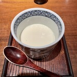 Ryouriya Torishou - 自家製豆腐。天然にがりの豆腐は雑味が一切なく、すーっとさっぱりした喉越し。豆の青臭さもなく、乳製品みたい。福岡の天然塩をお好みで。