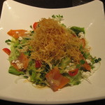 花雷 - スモークサーモンとカリカリポテトのサラダうどん