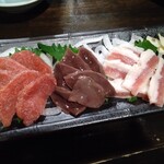 こま - 馬刺し盛り合わせ 3種