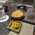 龍潭 - ガーリックライスと漬け物