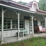 赤い屋根の喫茶店 駅舎 - 