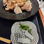 まるかん - 鶏の唐揚げ、漬物