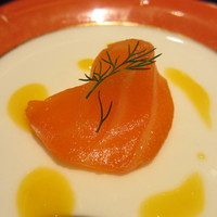 アピシウス - ノルウェーサーモンのマリネ サフランとオレンジのソース