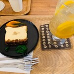 カートスタンド ポン - 料理写真:ゴマのチーズケーキとレモネード