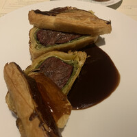 MAISON MARUNOUCHI - 牛頬肉のパイ包み焼き　赤ワインソース