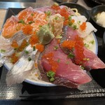 寿司を味わう 海鮮問屋 浜の玄太丸 - 海鮮丼（ご飯大盛無料）のアップ