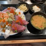 寿司を味わう 海鮮問屋 浜の玄太丸 - 海鮮丼（ご飯大盛無料）1000円