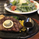 肉の万世 - 霜降ステーキ（150）3,980円、シーザーサラダ880円