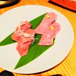 Umai Sake To Meshi Gokugoku - 美味しい肉寿司→左が炙り＆右が生。