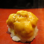 日本橋橘町　都寿司 - 北海道の天売島の紫雲丹小握り