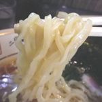 二代目にゃがにゃが亭 - 麺は軽く透き通っていて四角い縮れの入った麺です。