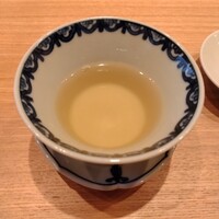 わたなべ - 最初は味付けしてないお出汁。目の前でひいたばかりの一番出汁。えぇ出汁やなぁ。味付け一切無しでも旨いもんなんですね。