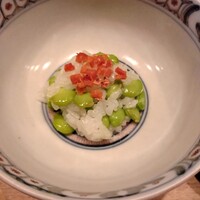 わたなべ - だだちゃ豆の飯蒸しに炭火で炙ったバチコ。豆の香りが鮮やか。バチコの塩気も豆にドンピシャなんだわぁ。うめぇ～な。