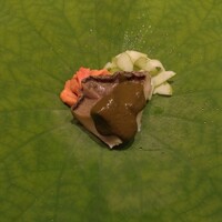 わたなべ - 蒸し鮑に鮑の肝ソース　バフンウニ　白瓜。これは手堅く美味しい。ただ、鮑の香りの迫力は新橋某寿司屋ほどではなかったかな。