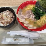 家系ラーメン 吉祥寺 武蔵家 - 料理写真: