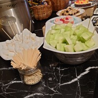 ロビーラウンジ 「マーブルラウンジ」 ヒルトン東京 - チョコレートフォンデュのチョコをつけなくても美味しかったメロン