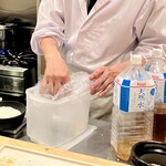 Touka - 地鶏炊き込みご飯の準備